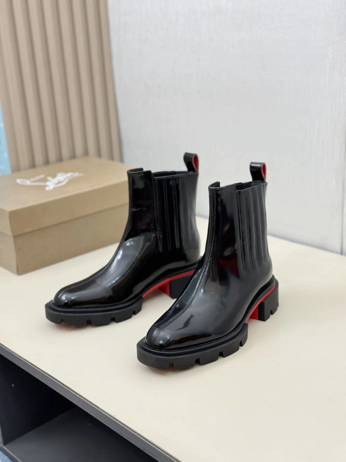 [CL～High-end men’s red-soled shoes] Top P: 940💰. Size: 39-44 (38.45.46 can be customized) 🆑Top original purchase agent Imported open-edge bead fabric and water-dyed cowhide inside 🉑️ Imported TPU rubber sole, wear-resistant and non-slip, full of European style.